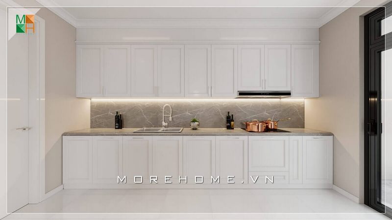 Kính bếp màu xám có những đường vân mây trắng nhạt nhẽo, tạo nên hiệu ứng nổi bật trong không gian trắng sáng của căn phòng.